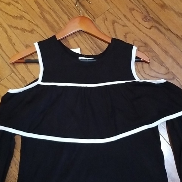 Cold Shoulder top - Picture 5 of 9